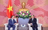 國會對外委員會主任阮文饒（右）接見哈薩克斯坦共和國駐越南大使埃蘭‧拜扎諾夫閣下。（圖源：Quochoi.vn）