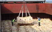 韓向朝提供大米援助，在韓國港口裝船。（圖源：韓聯社）