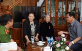 國會主席阮氏金銀（左二）探訪並向越南英雄母親阮氏處贈送禮物。（圖源：何媚）