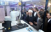 伊朗核危機持續惡化，總統魯哈尼（右二）視察核技術。（圖源：互聯網）