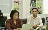 優質國貨企業協會主席武金幸（左）同該協會代表阮進才律師回答 VTV 電視台記者提問。（圖源：茹黃）