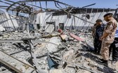  “利比亞民族團結政府”軍官到遇襲難民收容所檢查損毀情況。（圖源：AFP）