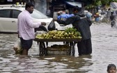 孟買遭遇連日暴雨侵襲，街道被淹沒。（圖源：AP）