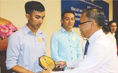 市委民運處主任阮友協向出色勞動者頒發紀念章。（圖源：互聯網）