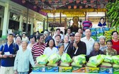 慈善團與當地孤寡長者合照。