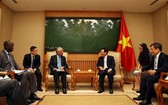 政府副總理、外交部長范平明（右三）接見駐越南聯合國首席代表卡瑪勒‧馬特拉與世界銀行駐越南首席代表、合作發展各國大使組同主席奧斯曼奧迪。（圖源：VGP）
