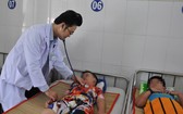 市第一兒童醫院醫生在為住院病童看診。（圖源：維姓）