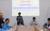 越南勞動總聯團勞動關係處副主任陳氏清霞（站立者）在研討會上發言。（圖源：越通社）