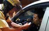交警在對一名司機進行酒精測試。（圖源：孟玲）