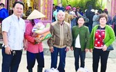 富山五行廟慈善組長鄒國榮(左一) 向少數民族同胞派發禮物。