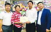 故鄉人道中心代表(左二)向在越投資的中國廣東企業致送感謝書。
