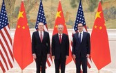 中美雙方將於7月30日起在上海舉行中美高級別經貿磋商。圖為劉鶴（中）與美方代表。（圖源：新華社）