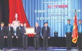 政府總理阮春福向越南勞動總聯團頒授胡志明勳章。（圖源：互聯網）