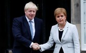 蘇格蘭政府首席大臣斯特金（右）與約翰遜握手時木無表情。（圖源：AP）