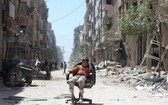 坐在廢墟中的一個敘利亞孩子。（圖源：路透社）