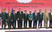 范平明副總理（左四）與東盟－美國各國外交部長合照。（圖源：越通社）