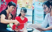 市兒童權保護協會給林惠萍（中）贈送書本，鼓勵她 返回校園。