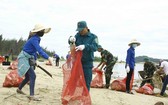 志願隊員們在清理沙芹海灘垃圾。（圖源：阮莊）