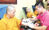 捐血救人-實現菩薩道盛會上，逾500僧尼、信徒登記捐血。（圖源：互聯網）
