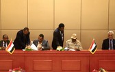 月4日，在蘇丹喀土穆，蘇丹過渡軍事委員會副主席穆罕默德·哈姆丹·達克盧（右二）和“自由與變革聯盟”主要領導成員艾哈邁德·拉比（左三）簽署協議。（圖源：新華社）