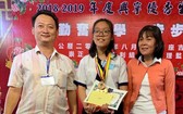 崇正興寧福利組理事長鄒國榮(左一) 向模範生鍾貴彩頒發獎學金。