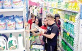 消費者在貢瓊Co.opmart連鎖超市購物。