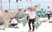 志願隊員們在金蓮海灘清理垃圾。（圖源：春瓊）
