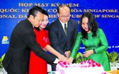 雙方領導代表參加切蛋糕慶祝國慶儀式。
