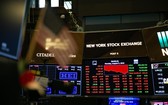 8月5日，在美國紐約證券交易所，電子屏顯示當天交易情況。 （圖源：新華社）
