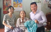 麒麟(右一)接受劉二女大娘(中)和葉雪梅 女士(左一)贈送擁有半個世紀歷史的大襟衫。