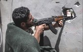 7月31日，在利比亞的黎波里，利比亞民族團結政府武裝人員與利比亞“國民軍”武裝（不在畫面中）交戰。（圖源：新華社）