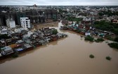 印度接連受旱災、洪災侵襲，造成嚴重財產損失。圖為西部城市阿米達吧的景象。（圖源：路透社）