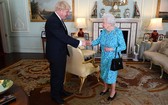 英女王伊莉莎白二世接見約翰遜。 (圖源：The Royal Family/ Twitter)