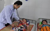 市第一兒童醫院醫生在給入住醫院接受治療的登革熱病童查體。（圖源：維姓）