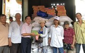 霞漳會館理事向清貧戶派發盂蘭節禮品。