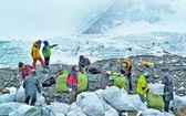 尼泊爾派人在珠峰收集垃圾。（圖源：AP）