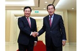 政府副總理、外交部長范平明(左)禮節性拜訪柬埔寨首相洪森。(圖源:越通社)