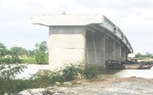 隆大橋工程因受場地清拆影響而停滯不前。
