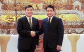 河內市人委會主席阮德鍾（右）與中國廣東省副省長歐陽衛民握手合影。（圖源：秀英）