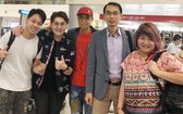 葉振棠(左三)與歐信希(左二)抵達 新山一國際機場。