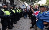 8月28日，在英國倫敦，人們在唐寧街10號首相府外抗議。（圖源：新華社）