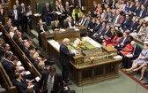 英首相約翰遜（中）在英國議會下院發言。（圖源：新華社）