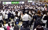 “法茜”颱風來襲，埼玉縣浦和市大批通勤民眾9日因為電車停駛，只能在閘門外等候。（圖源：AP）
