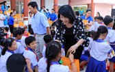國家副主席鄧氏玉盛在主席府親切接見在學習和生活中刻苦向上的兒童團。（圖源：越通社）