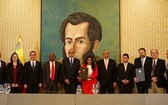 委國通訊部長、副總統、反對派副領導人、外長等人16日在委外交部簽署協議。（圖源：AFP）