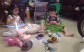 姐弟倆玩完後會自覺收拾好自己的玩具並清理室內的垃圾。