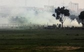 農民在內牌機場附近燃燒稻草造成煙霧瀰漫，影響飛機起降安全。（圖源：英維）