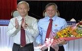 同奈省省委書記阮富強（左）向同奈省人委會主席高進勇增送鮮花祝賀。（圖源：S.Đ）