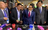 武德膽副總理看望平仙日用品製作有限公司展位。