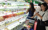 中國消費者在超市選購Vinamilk產品。